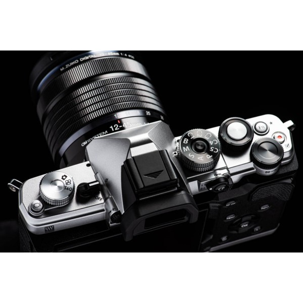 Olympus OM-System OM-3 body silver, CB-USB13 USB cable, Shoulder strap, Instruction manual, Warranty
