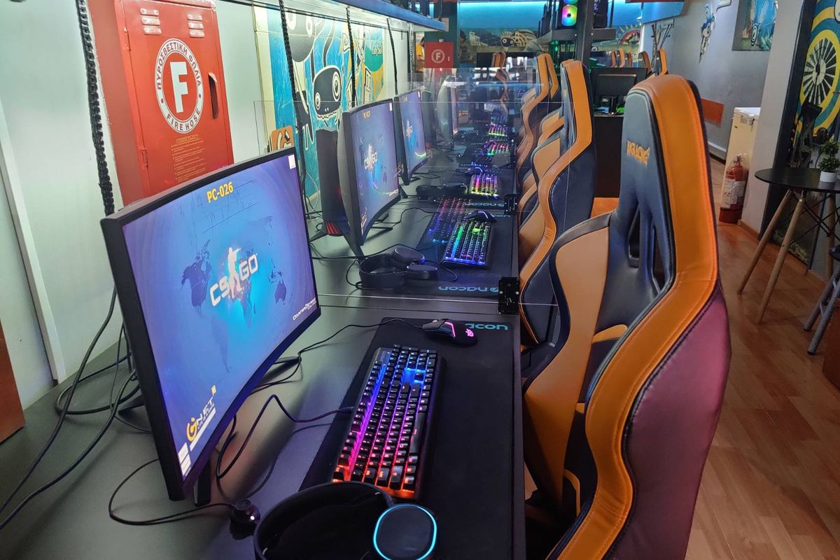 Η αίθουσα gaming του Gnet Plus Κόρινθος με gaming PC