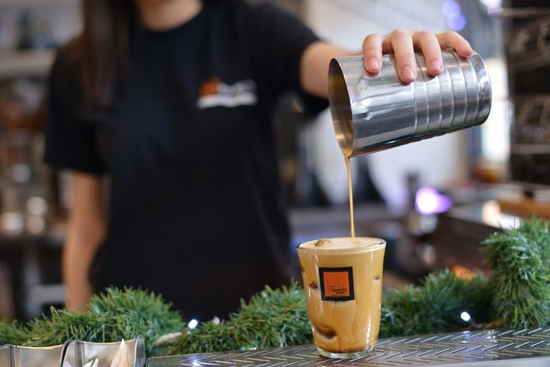 Ετοιμασία freddo cappuccino στο bar του Gnet Plus Όλγας
