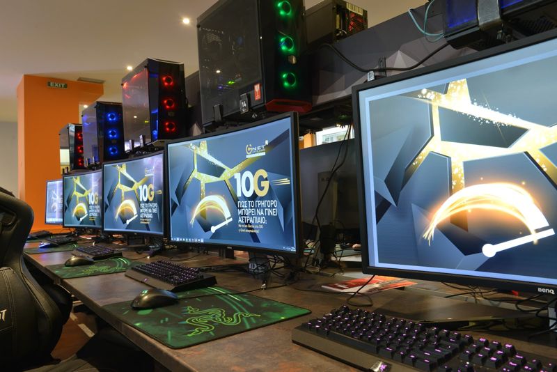 Σειρά από gaming οθόνες και πληκτρολόγια στο Gnet Plus Όλγας