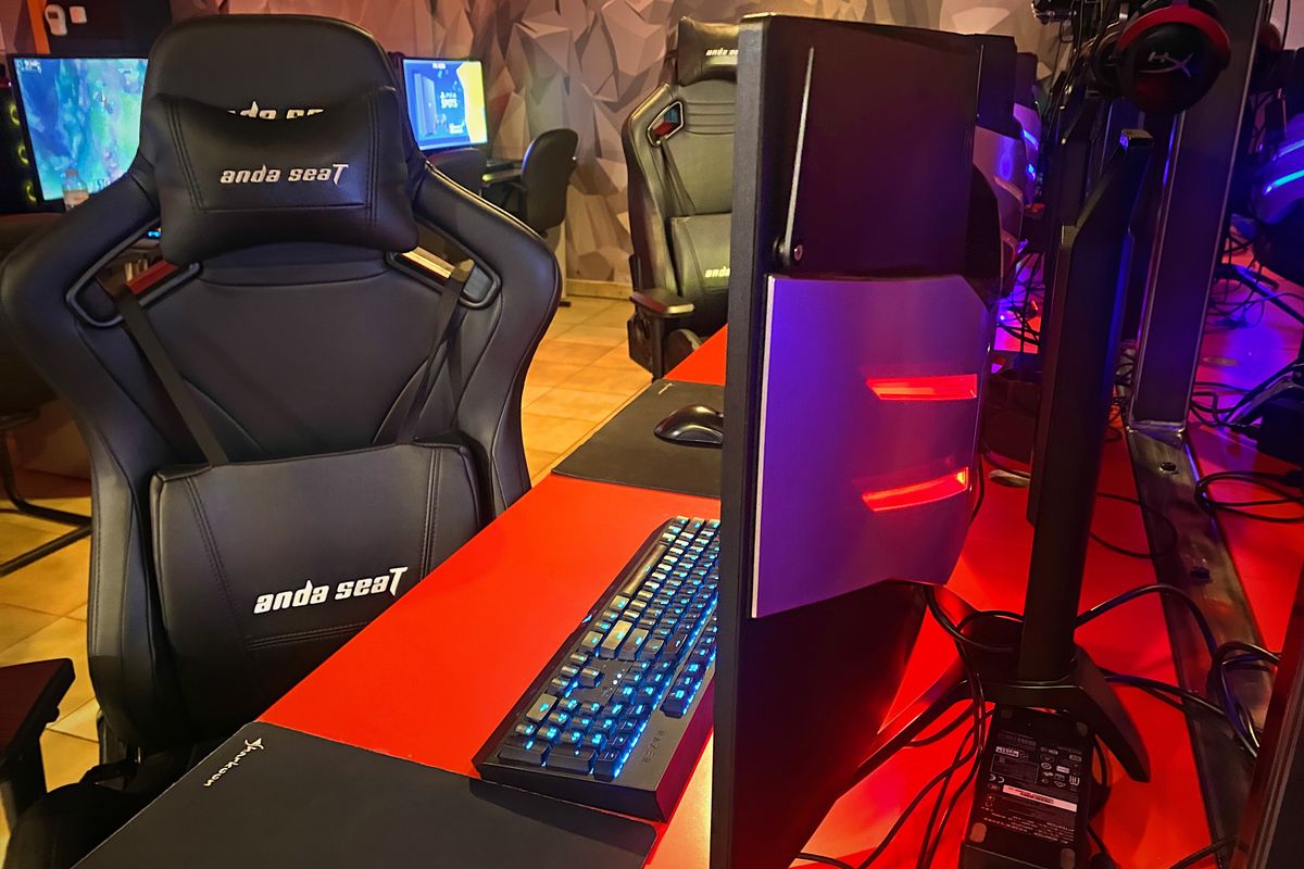 Η αίθουσα gaming του Gnet Plus Ρόδος με gaming PC